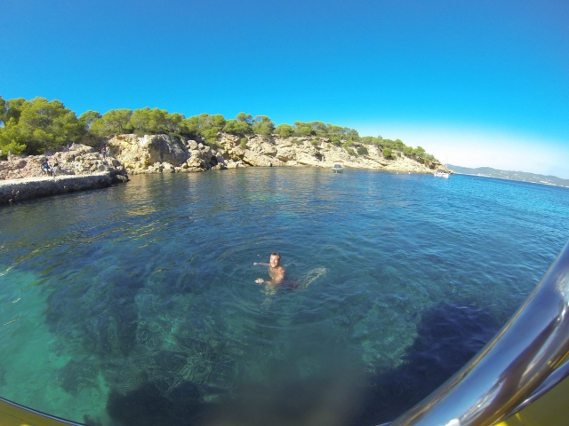  Un moment pour se rafraîchir dans la mer 